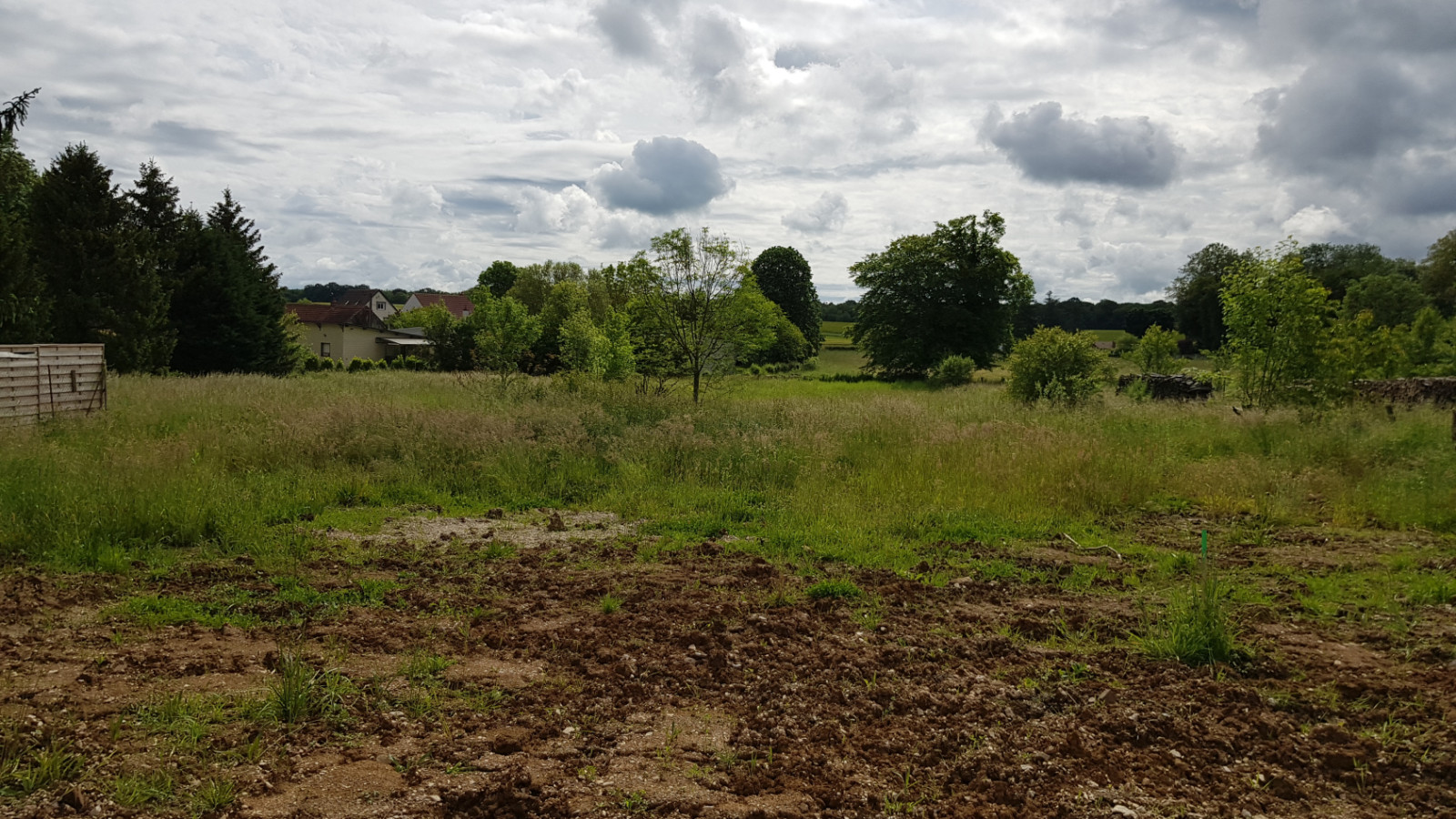 Terrain constructible de 1174m2 à Flammerans