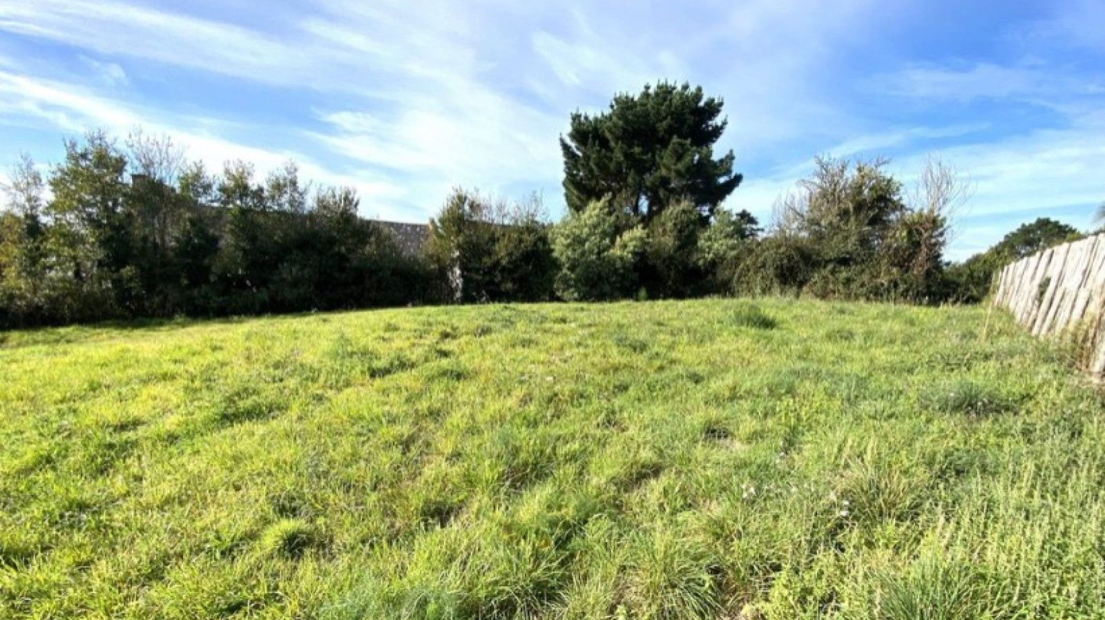 Terrain constructible de 580m2 à Locqueltas