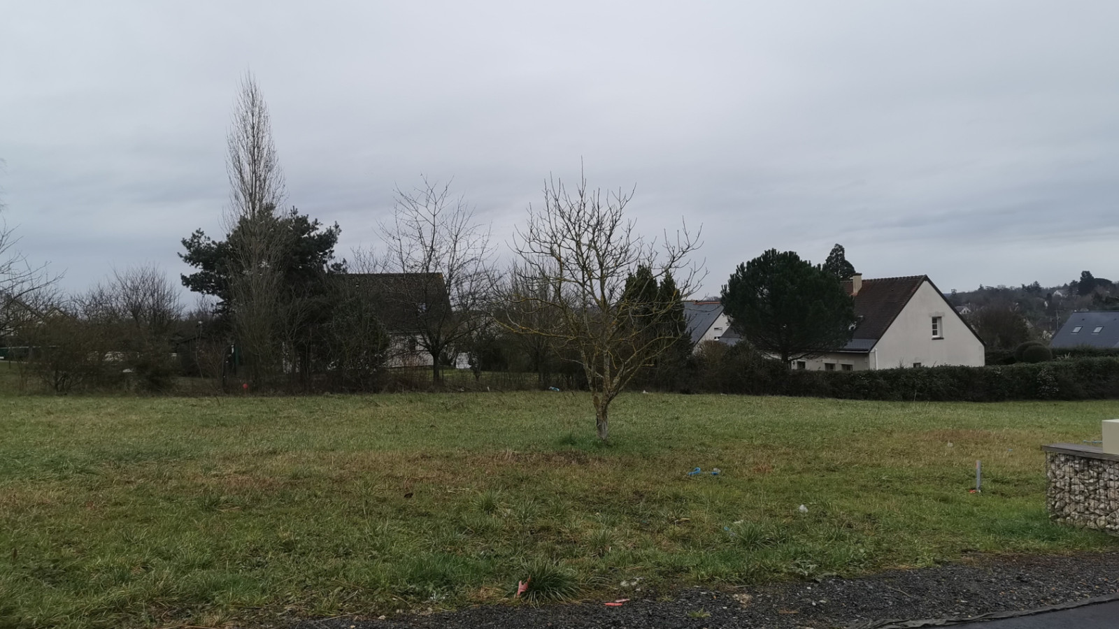 Terrain constructible de 591m2 à Azay-sur-Cher
