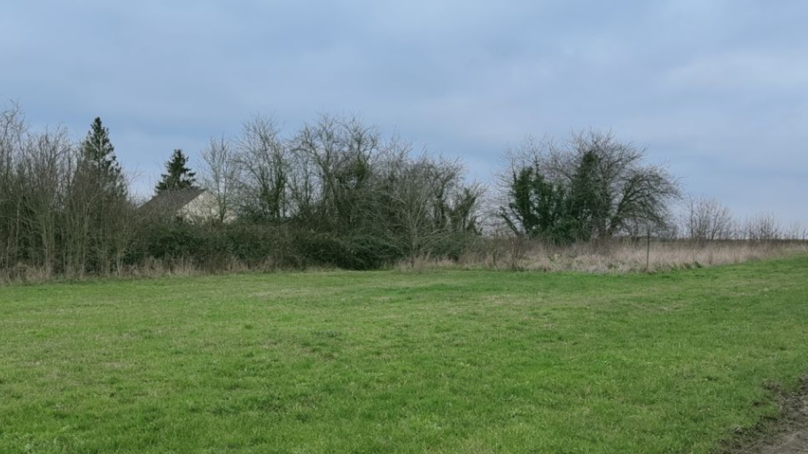 Terrain constructible de 669m2 à Saint-Péravy-la-Colombe