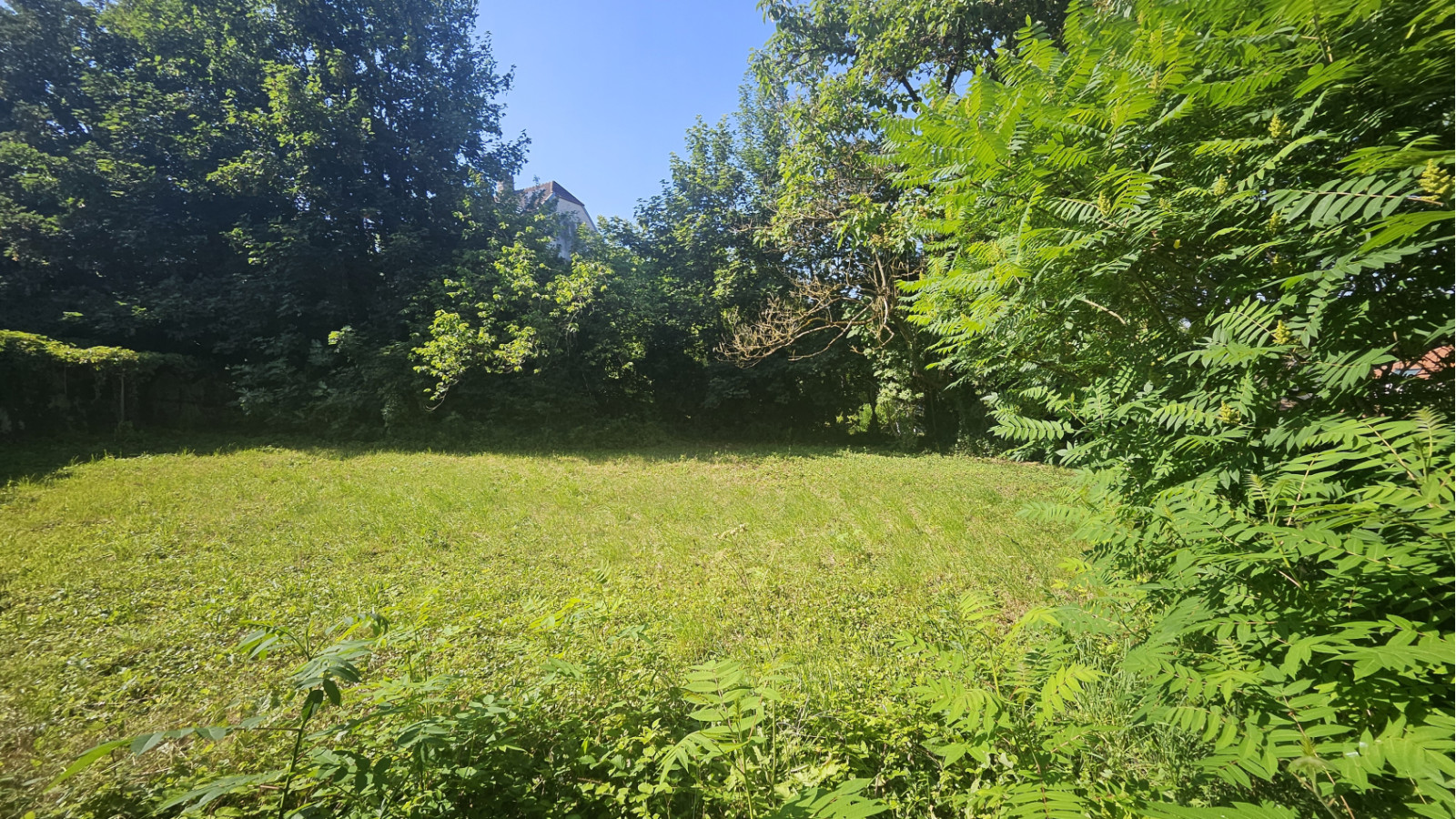 Terrain constructible de 813m2 à Bèze