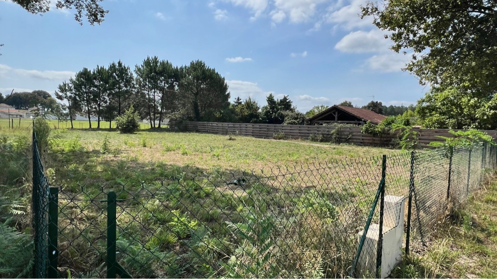 Terrain constructible de 985m2 à Taller