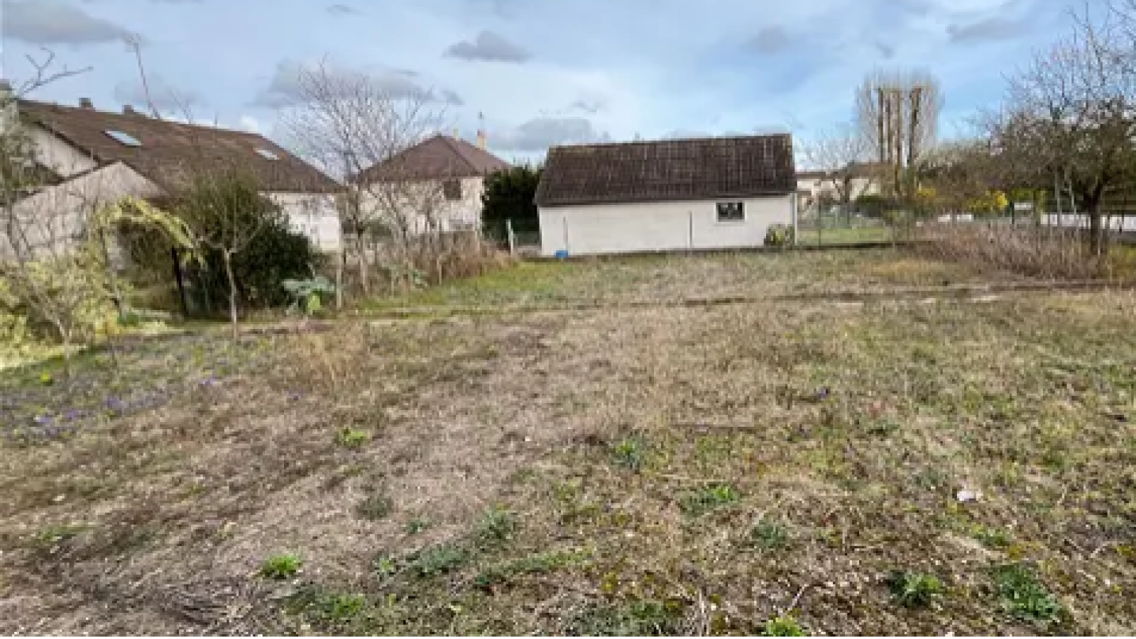 Terrain constructible de 400m2 à Villemandeur