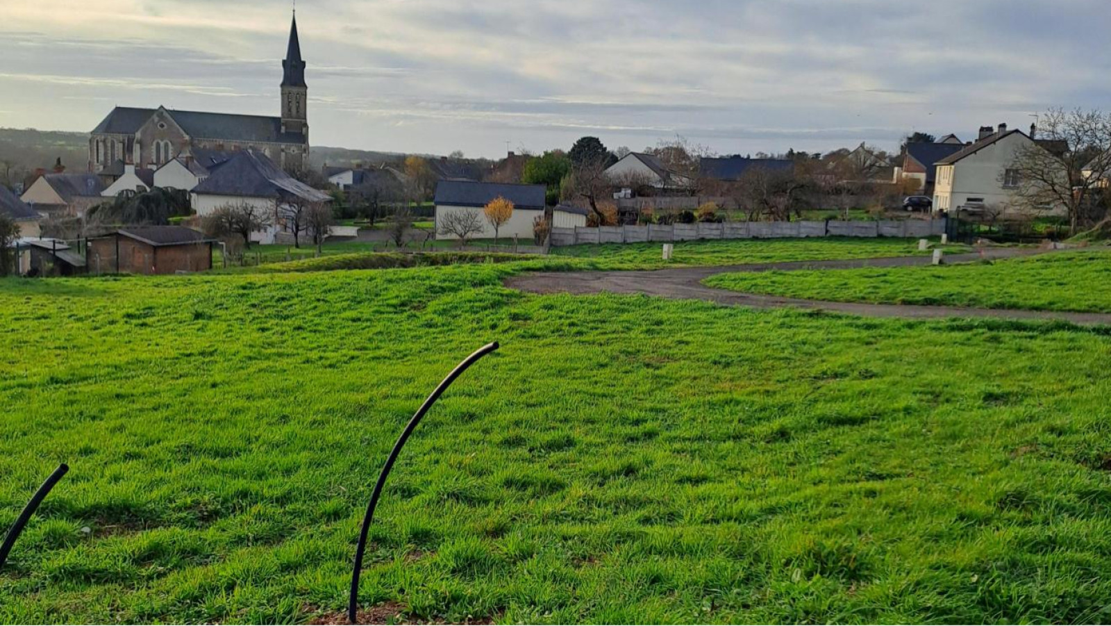 Terrain constructible de 434m2 à Val d'Erdre-Auxence