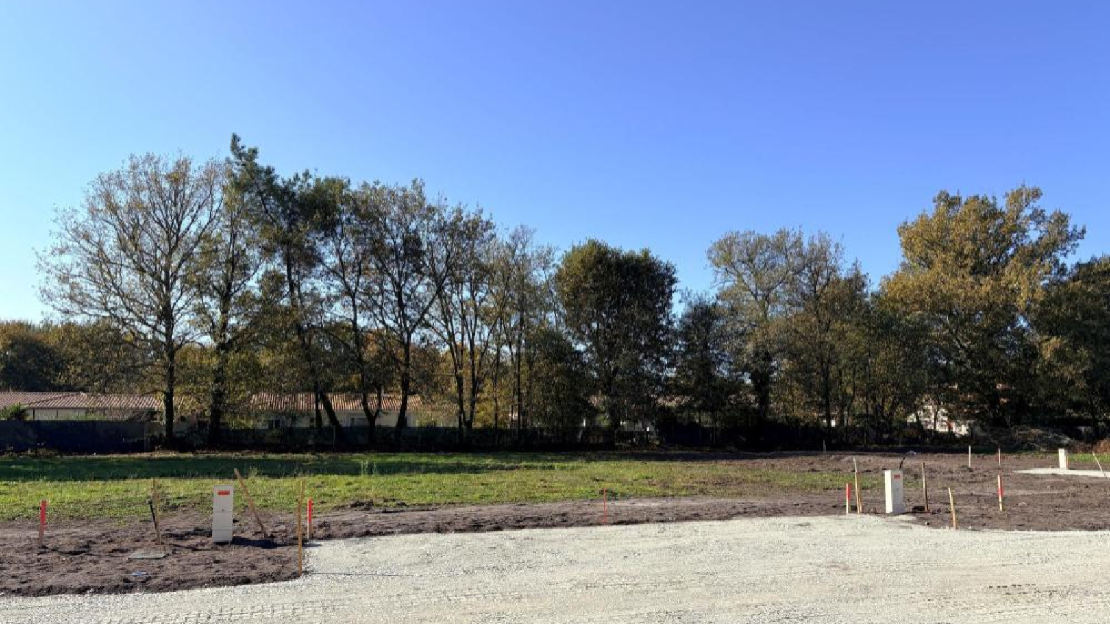 Terrain constructible de 1135m2 à Salles