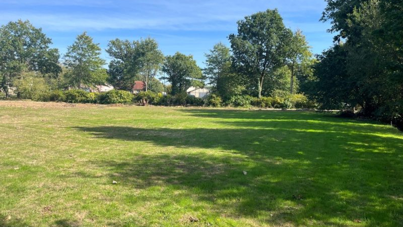 Terrain constructible de 1102m2 à Trédion