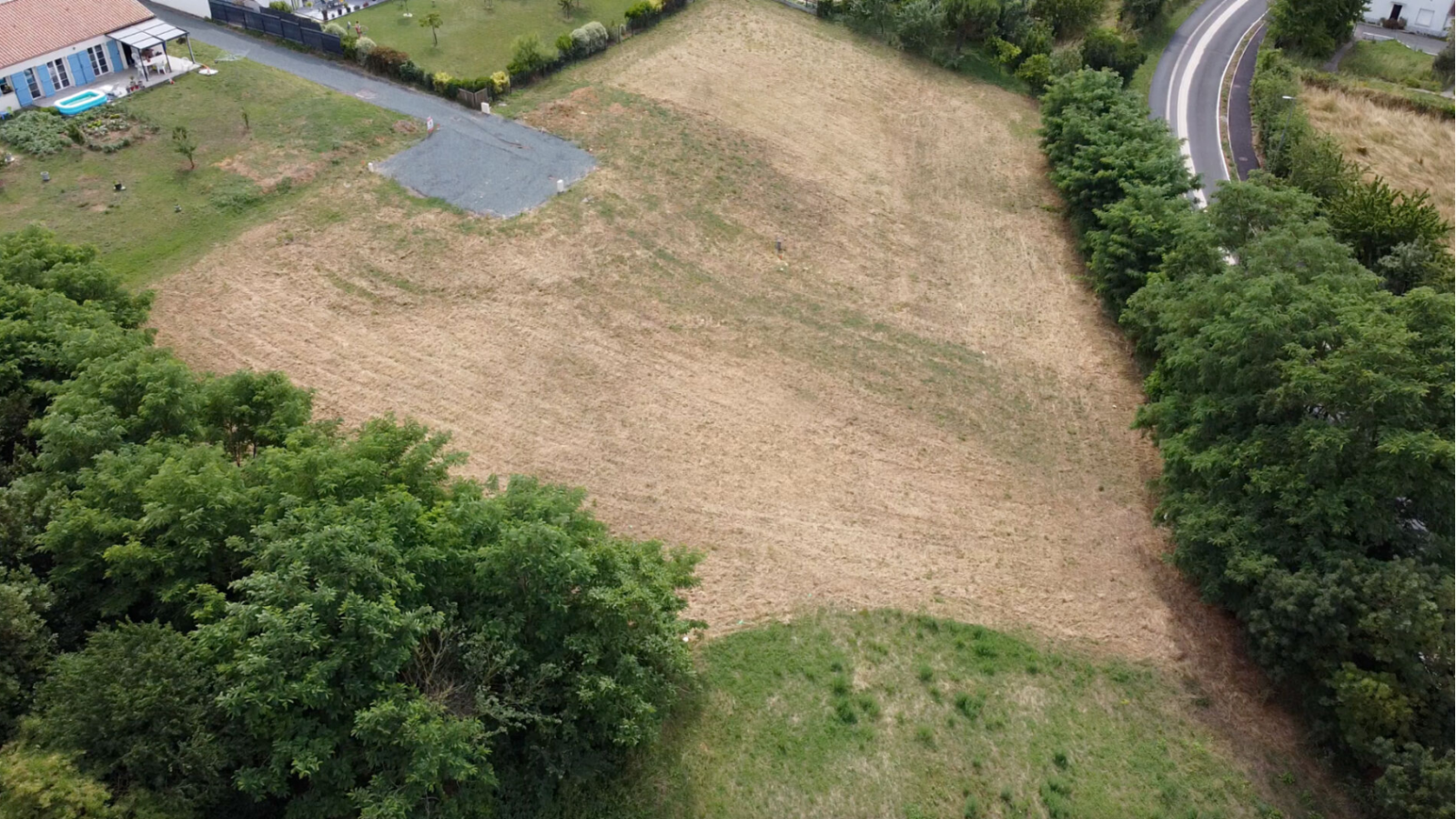 Terrain constructible de 667m2 à Curzon