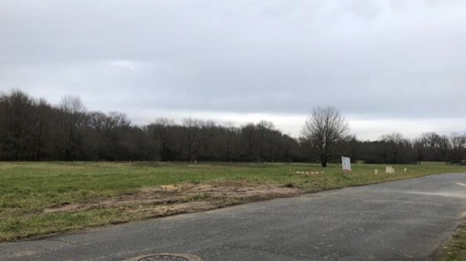 Terrain constructible de 800m2 à Courmemin