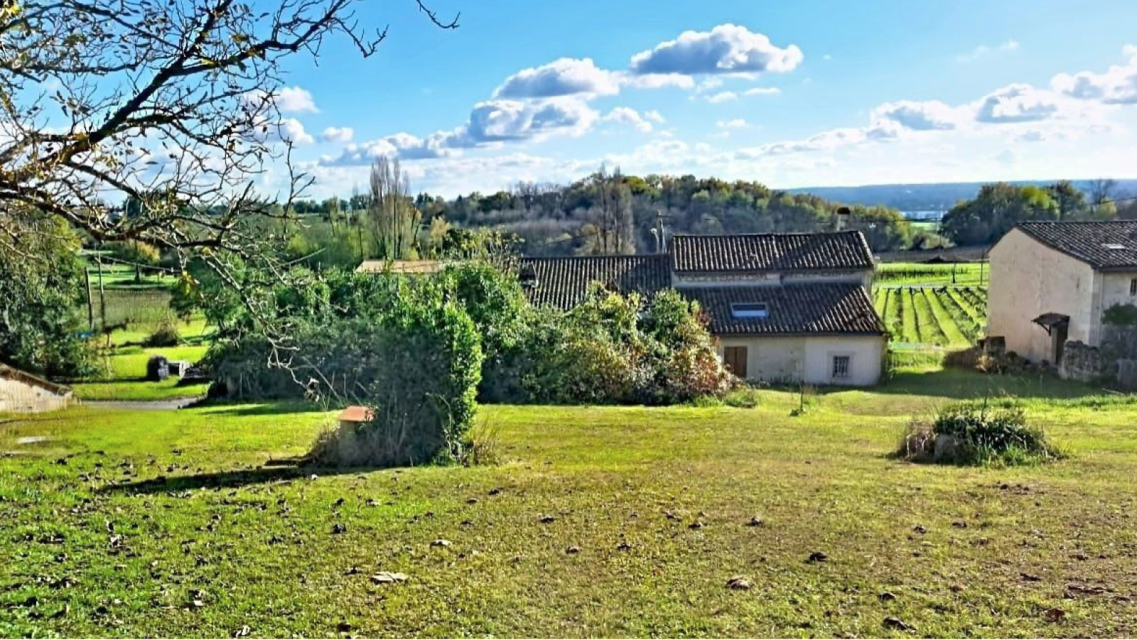 Terrain constructible de 412m2 à Saint-Romain-la-Virvée