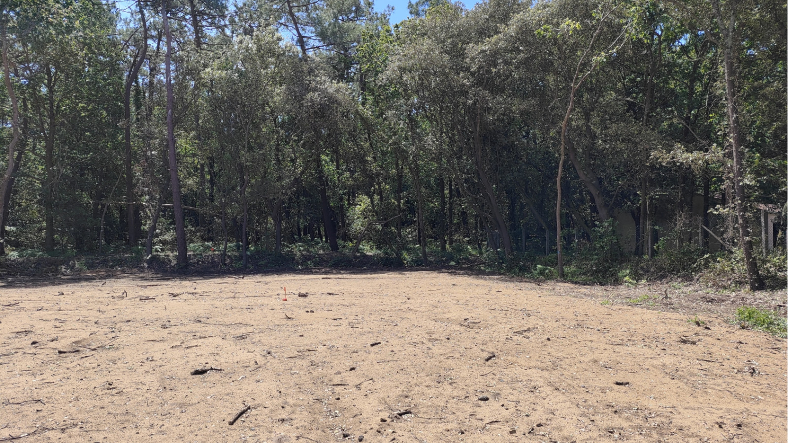 Terrain constructible de 374m2 à Saint-Hilaire-la-Forêt