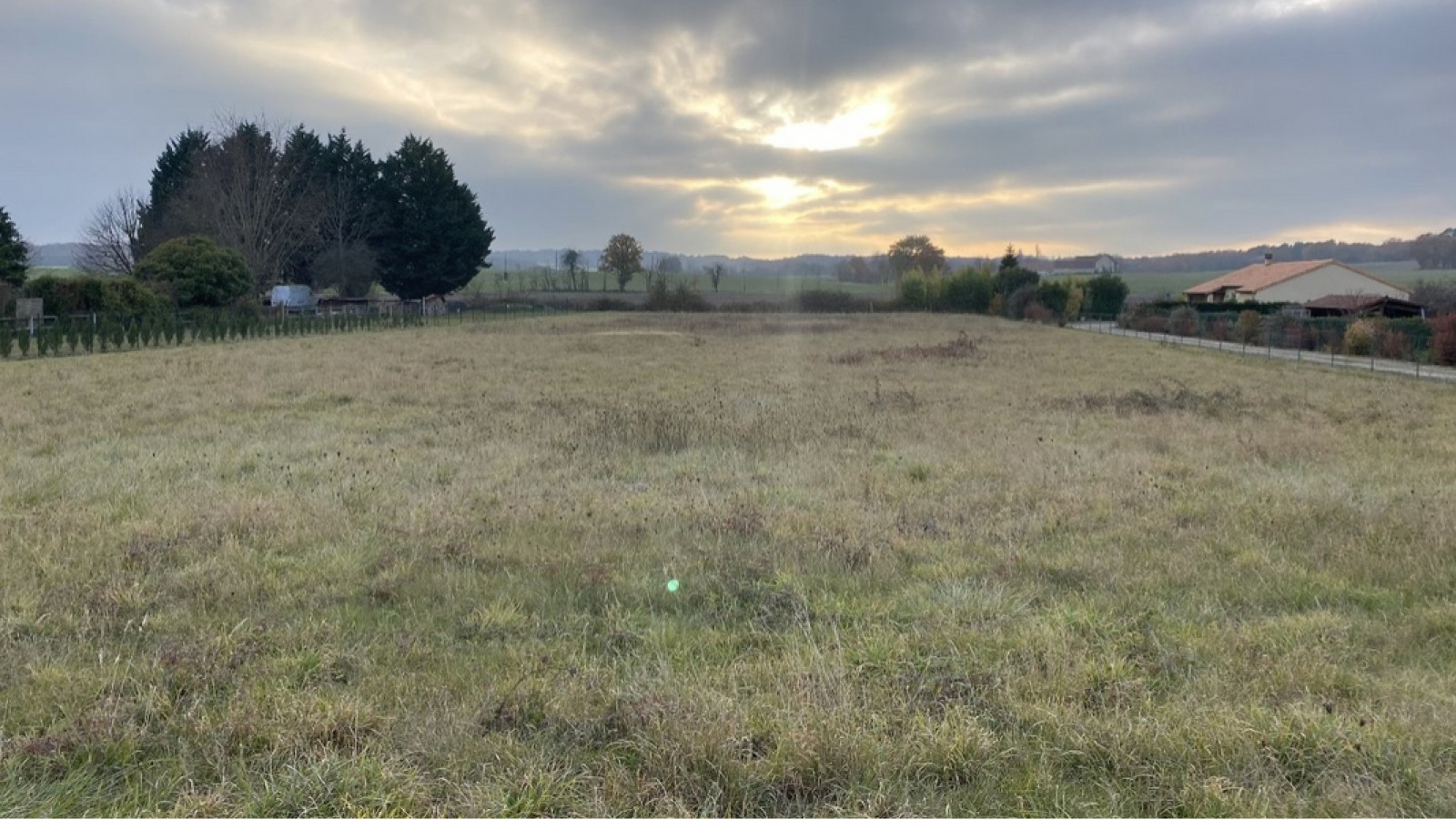 Terrain constructible de 1850m2 à Mirebeau