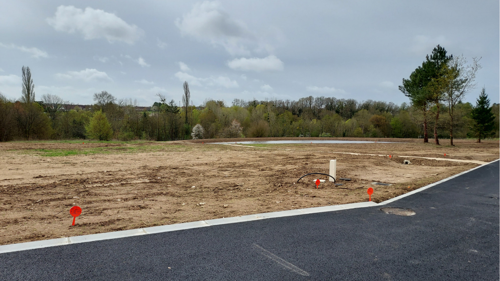 Terrain constructible de 369m2 à Menars