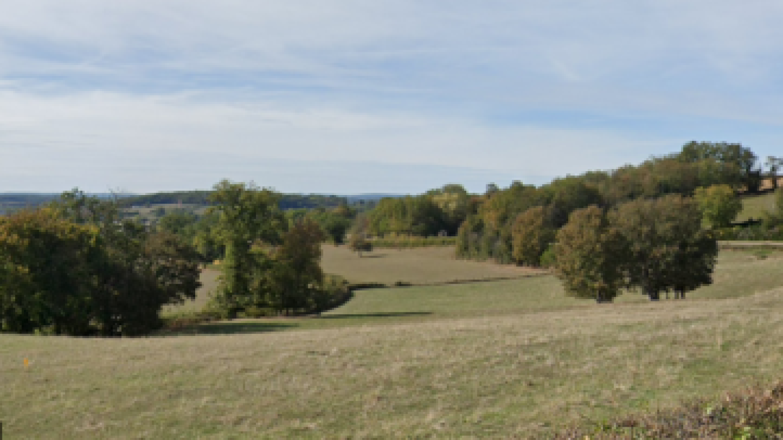 Terrain constructible de 2639m2 à Corbigny