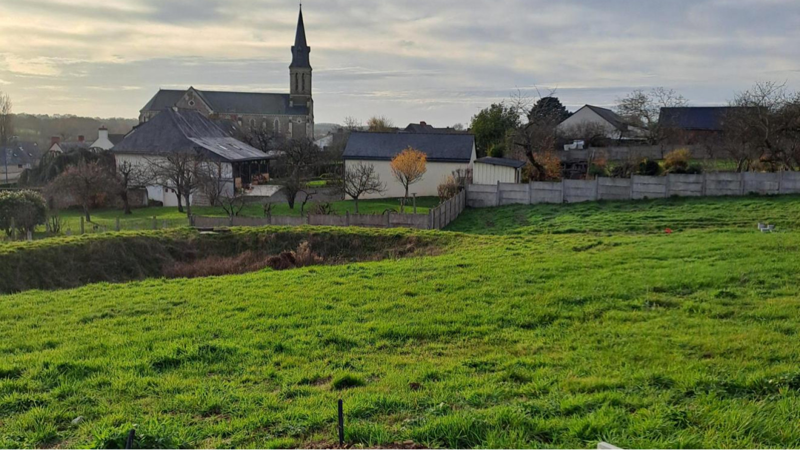Terrain constructible de 523m2 à Val d'Erdre-Auxence