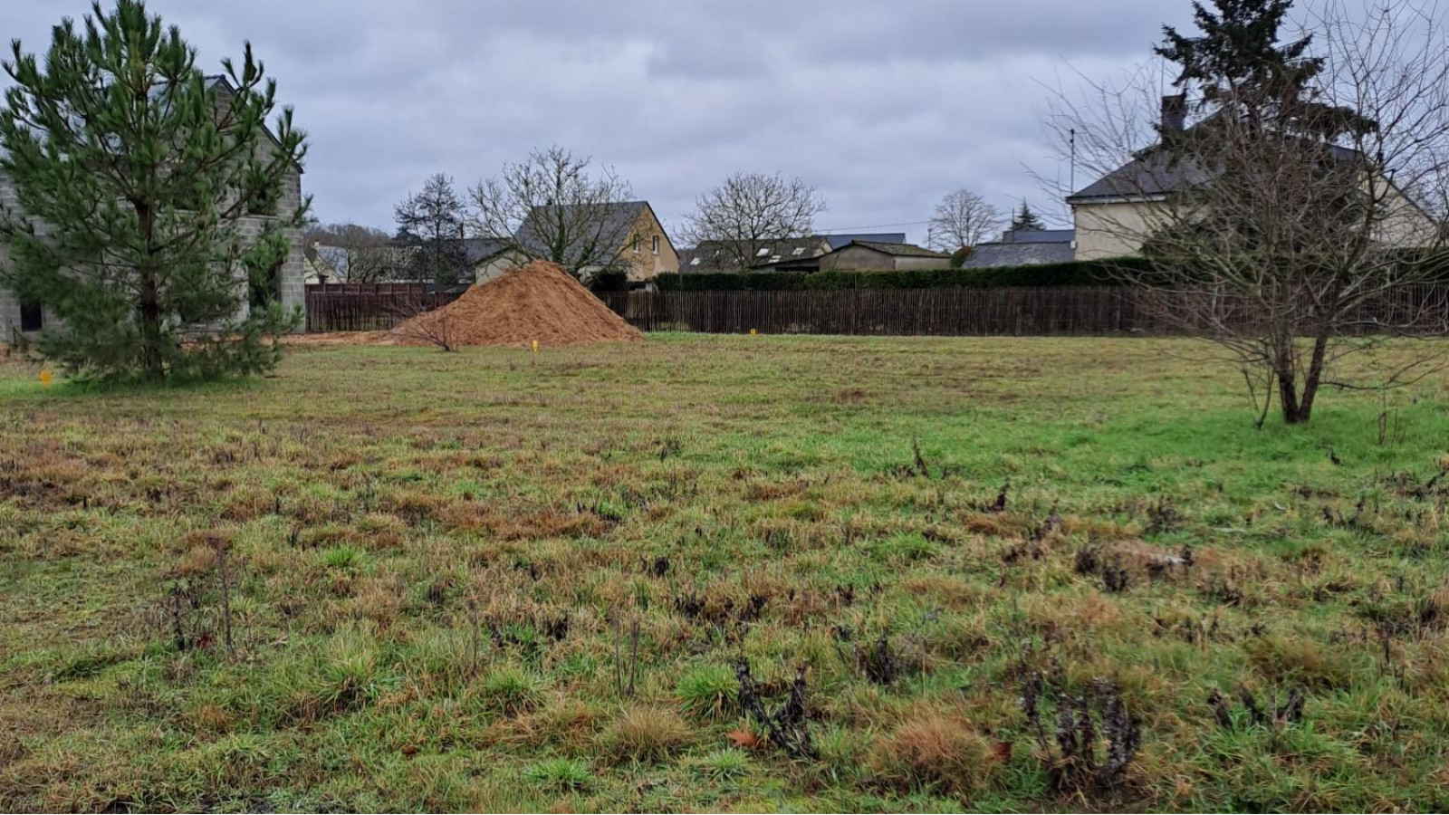 Terrain constructible de 412m2 à Rives-du-Loir-en-Anjou