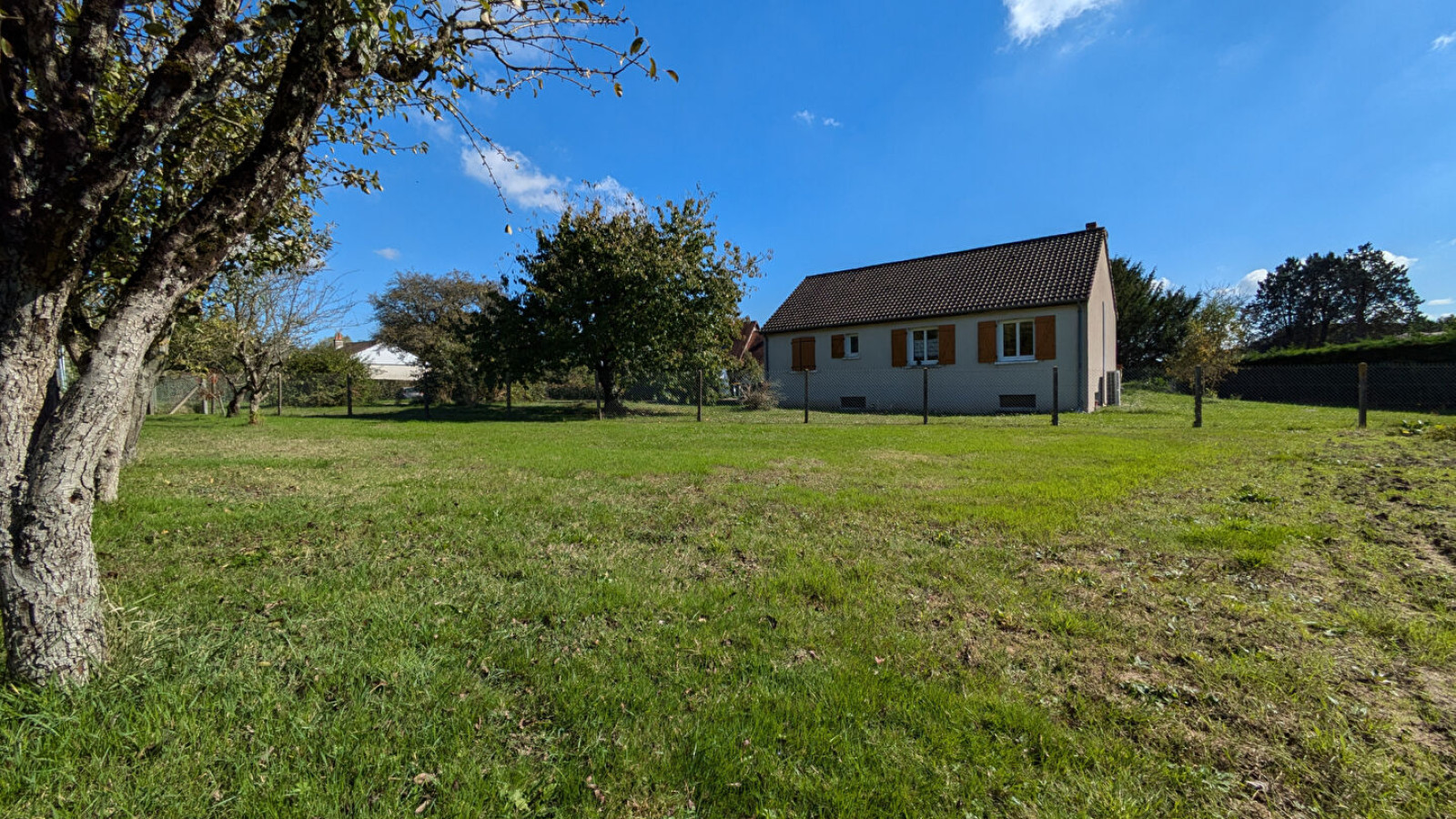 Terrain constructible de 1120m2 à Courmemin