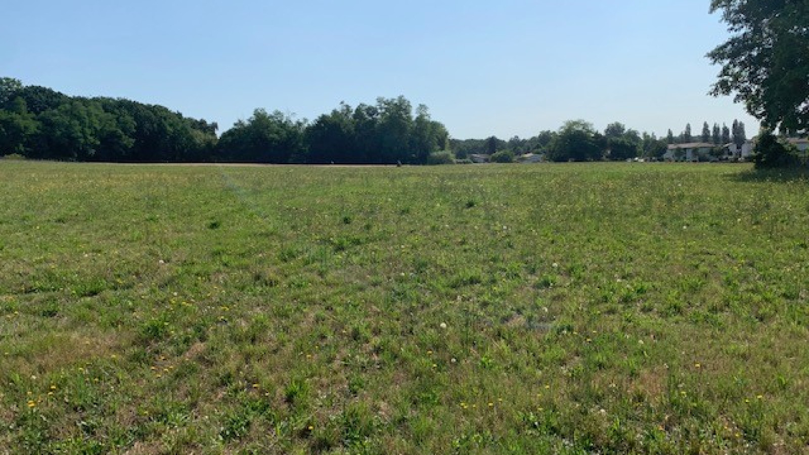 Terrain constructible de 319m2 à Gastes