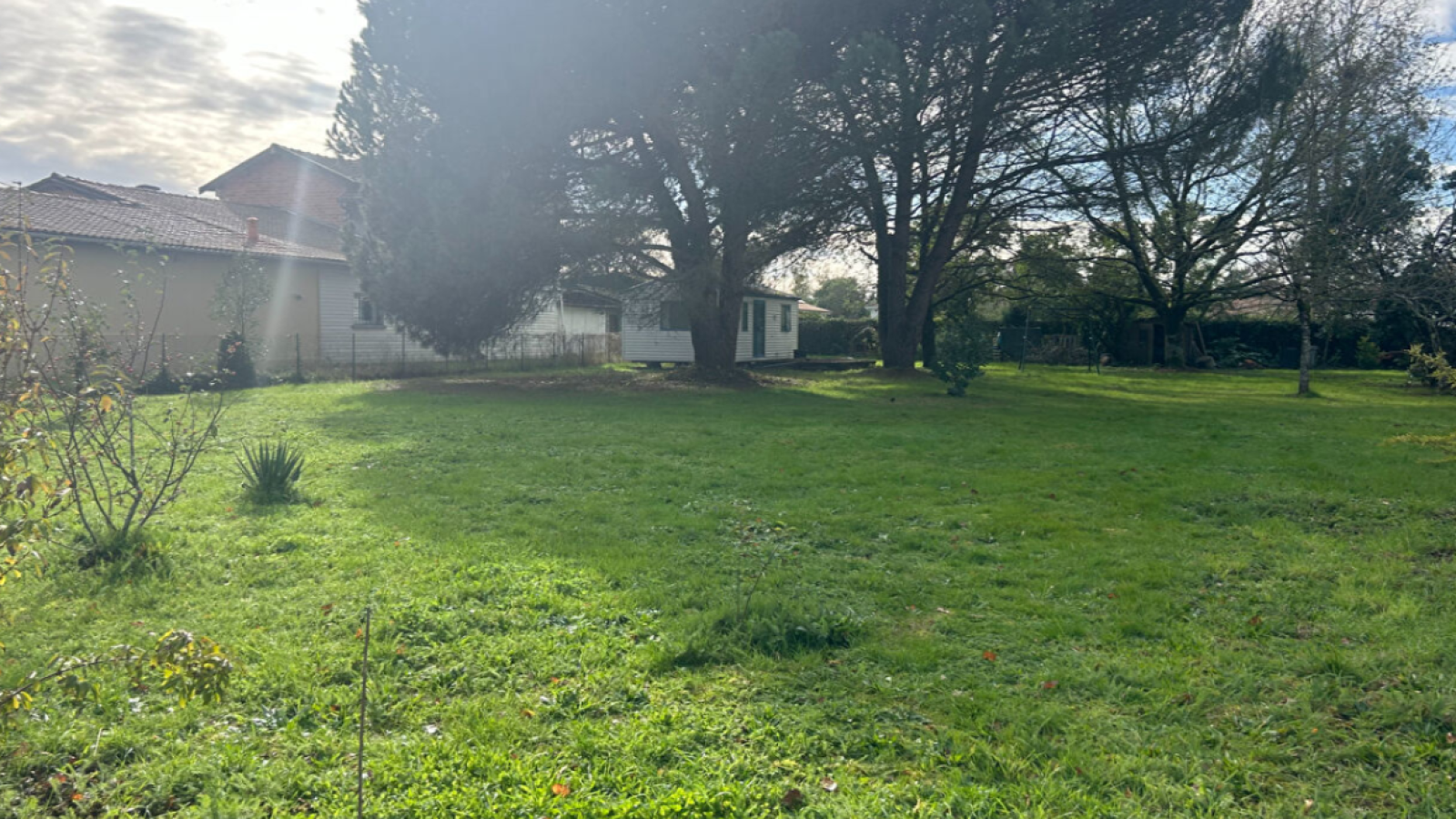 Terrain constructible de 1208m2 à Saint-Loubès