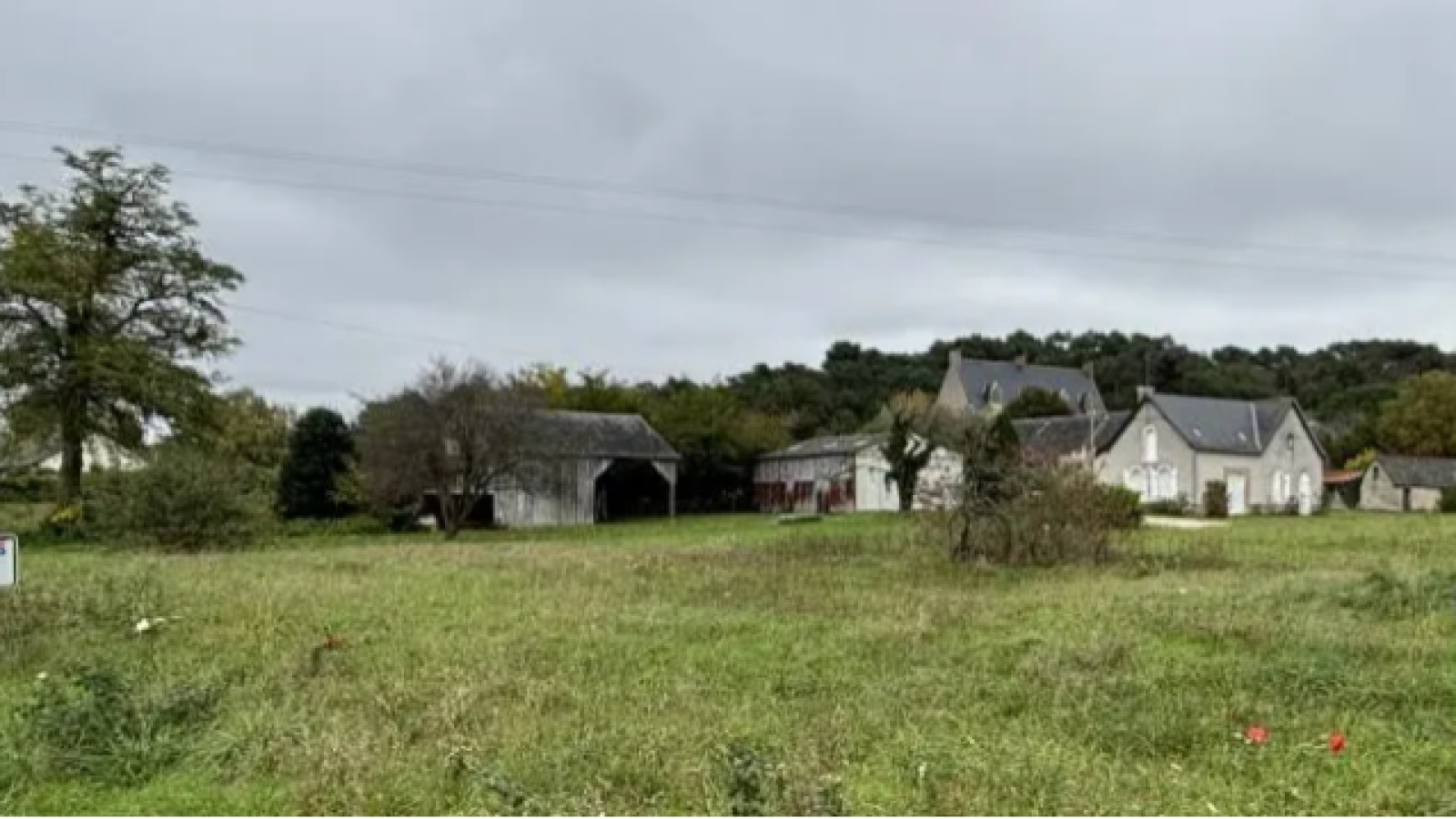 Terrain constructible de 714m2 à Les Bois d'Anjou