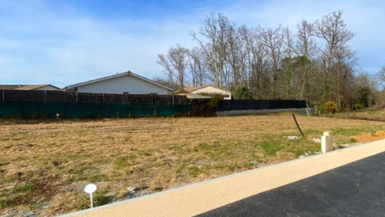 Terrain constructible de 582m2 à Madirac