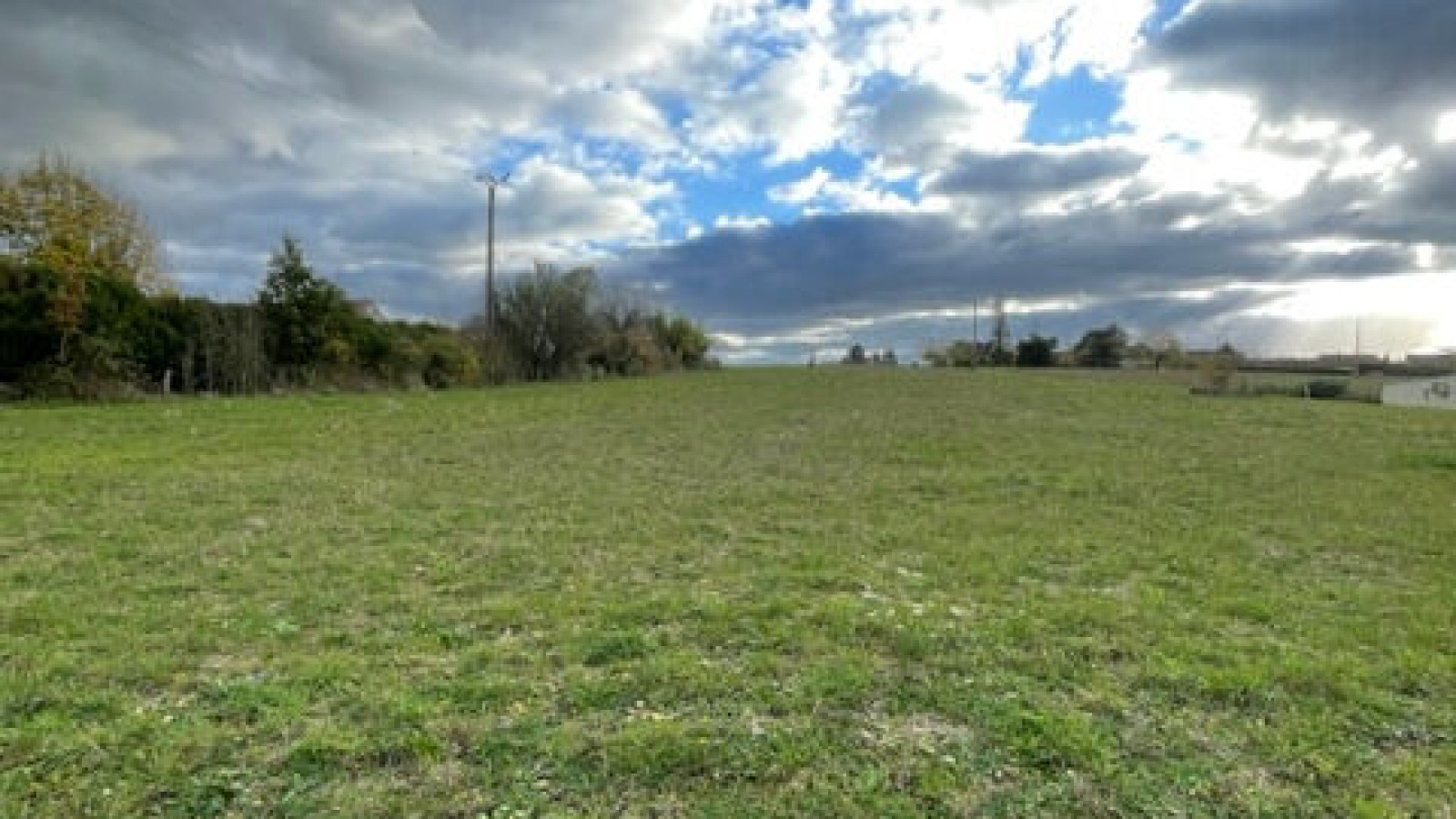 Terrain constructible de 1300m2 à Josnes