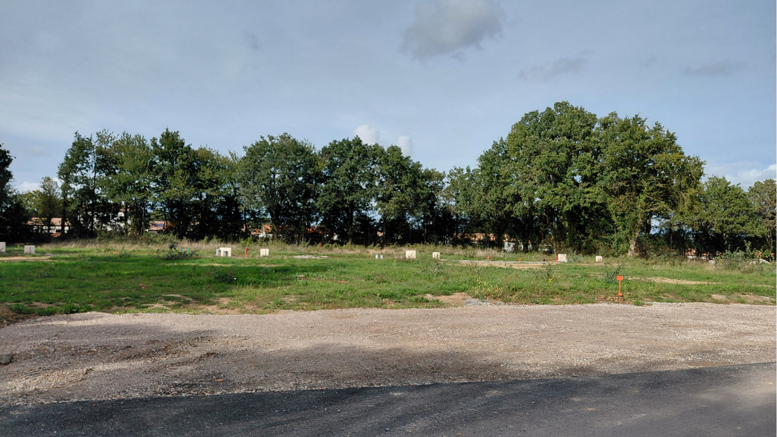 Terrain constructible de 379m2 à Vairé