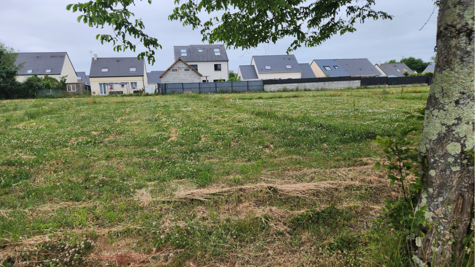Terrain constructible de 420m2 à Grandchamp-des-Fontaines