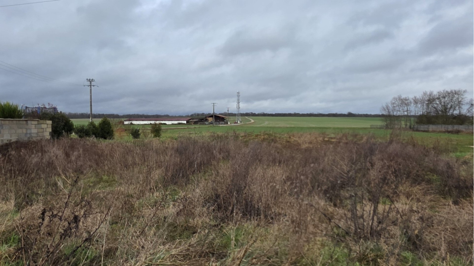 Terrain constructible de 1313m2 à Esbarres