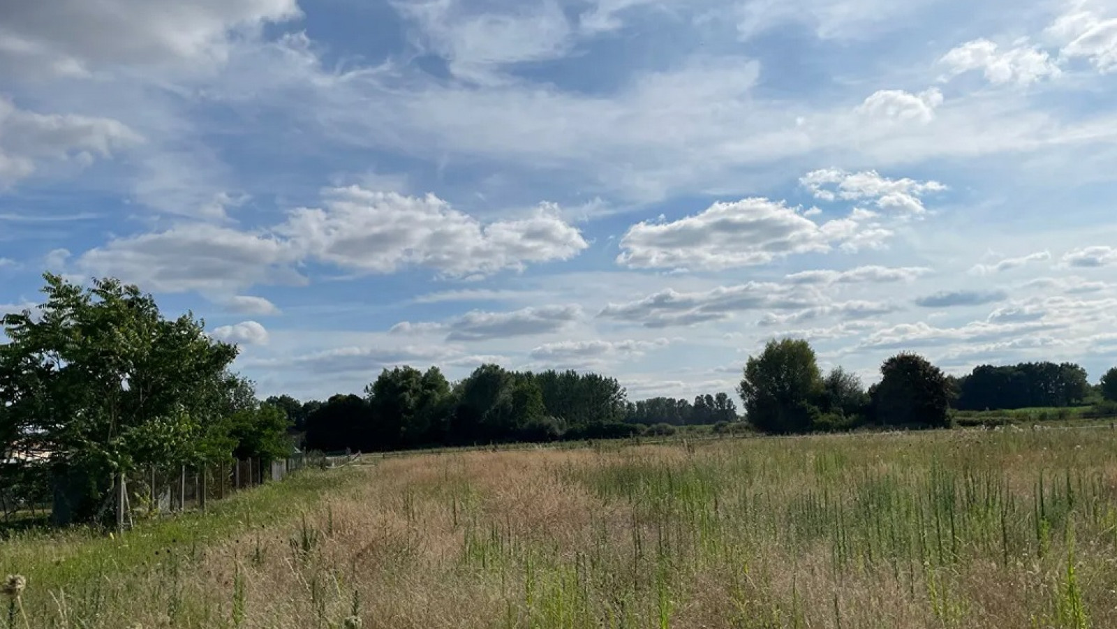 Terrain constructible de 1246m2 à Ouzilly