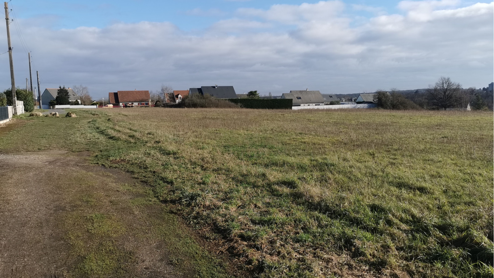 Terrain constructible de 406m2 à Monnaie