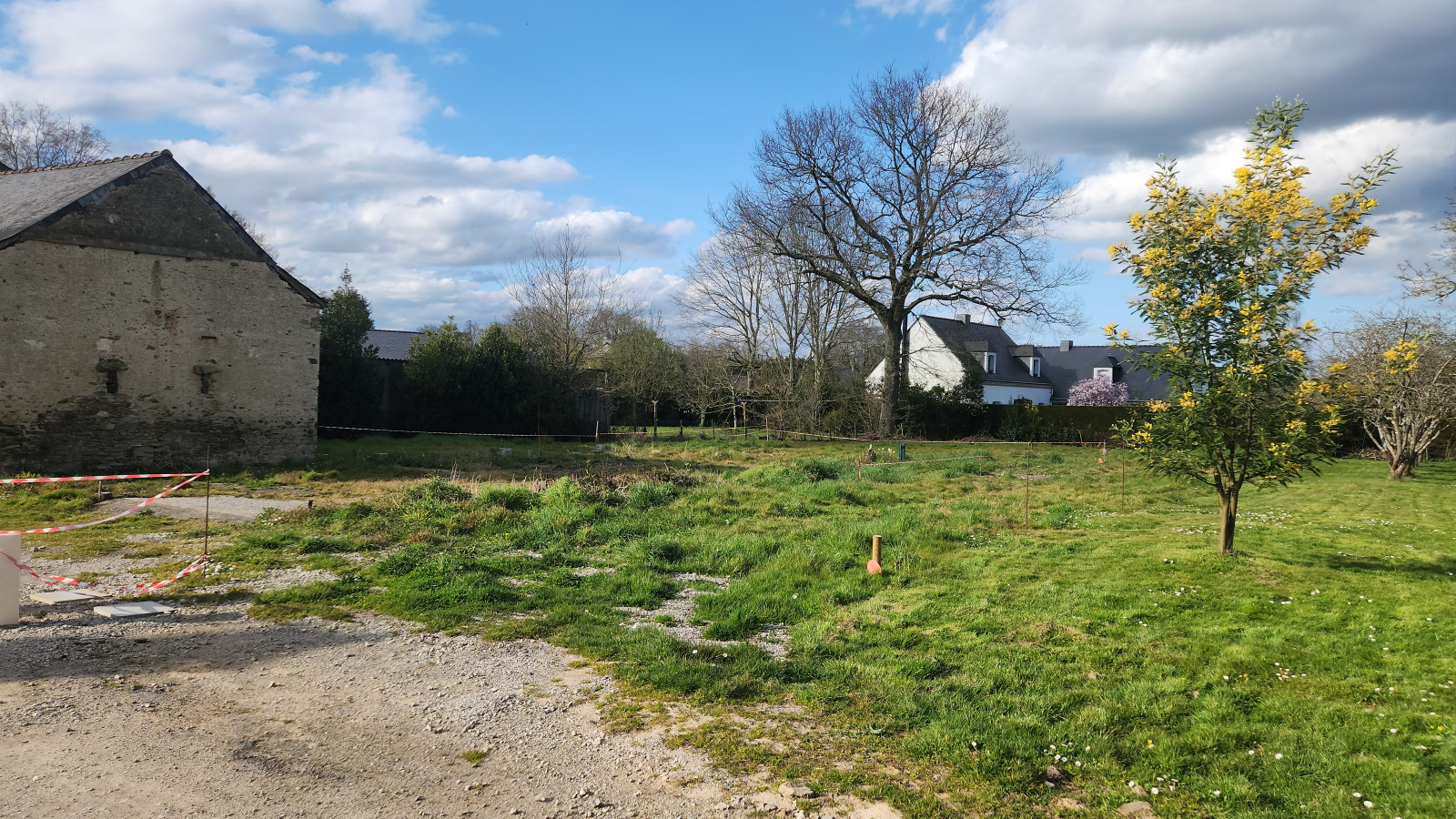 Terrain constructible de 399m2 à Grandchamp-des-Fontaines