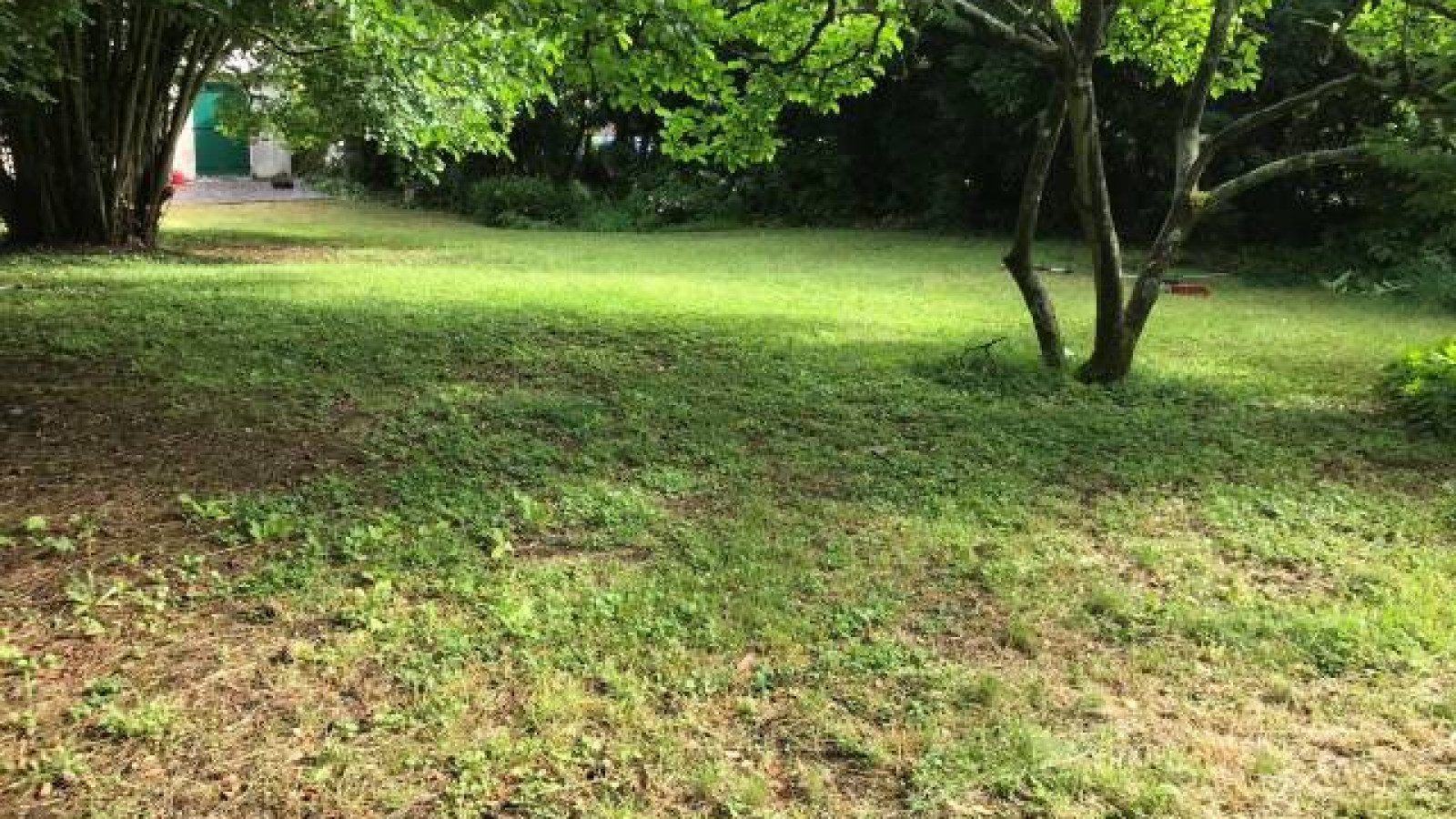 Terrain constructible de 430m2 à Salles