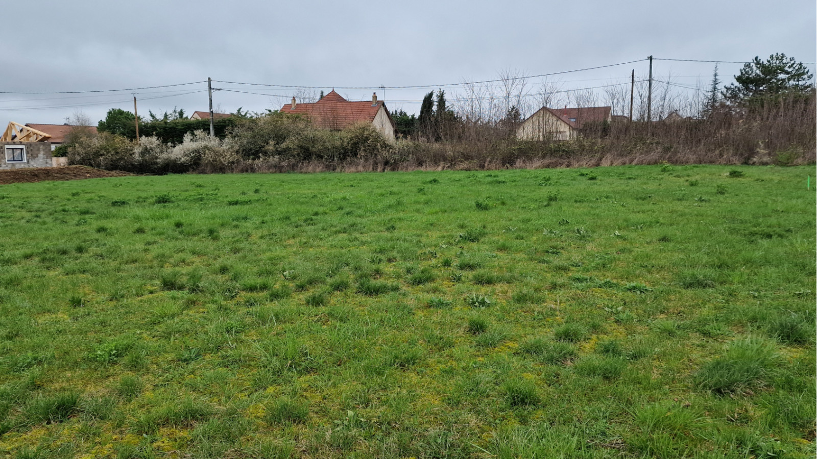 Terrain constructible de 661m2 à Til-Châtel