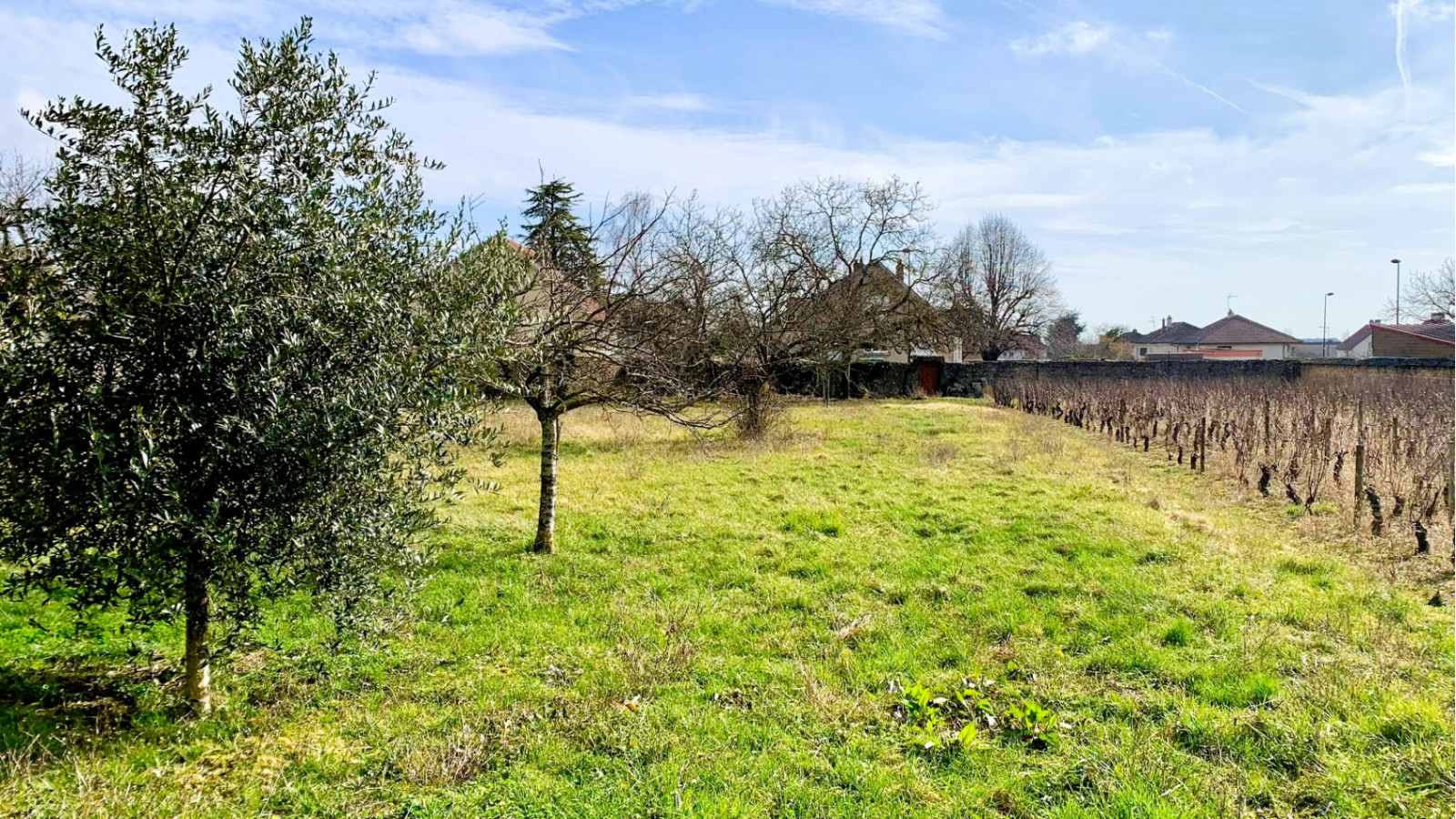 Terrain constructible de 1256m2 à Brochon