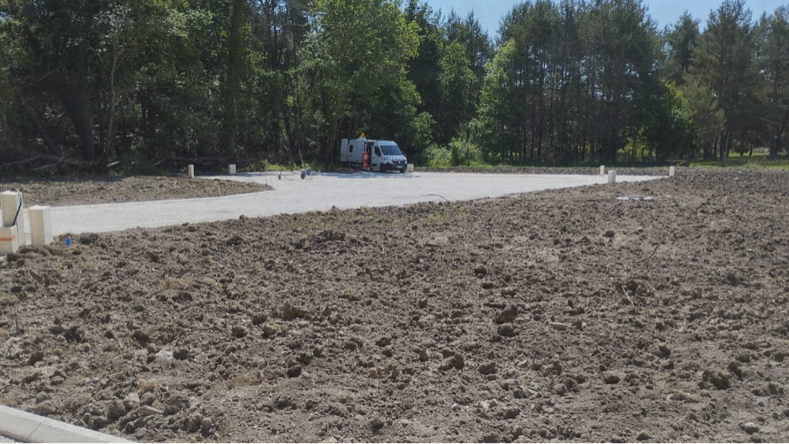 Terrain constructible de 595m2 à Traînou