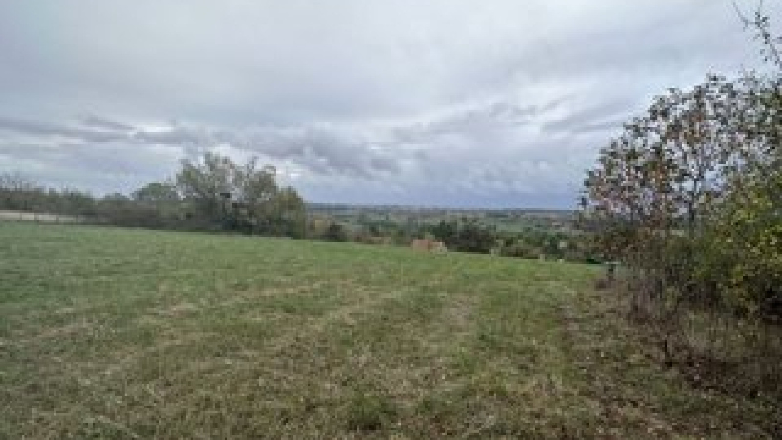 Terrain constructible de 9487m2 à Provency