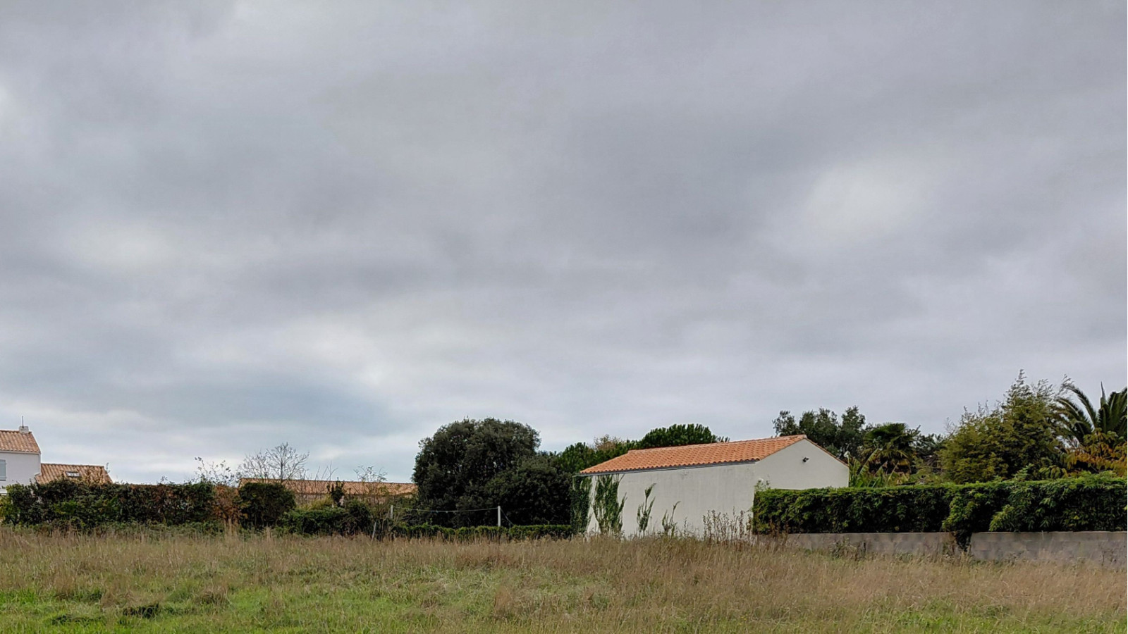 Terrain constructible de 537m2 à Brem-sur-Mer