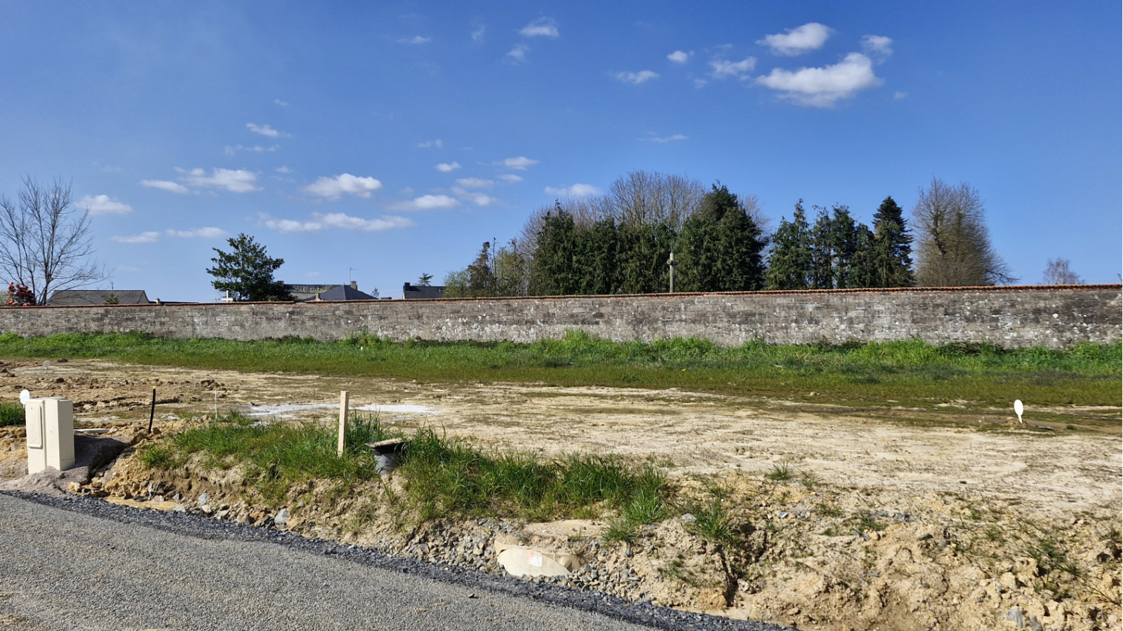 Terrain constructible de 351m2 à Livré-sur-Changeon