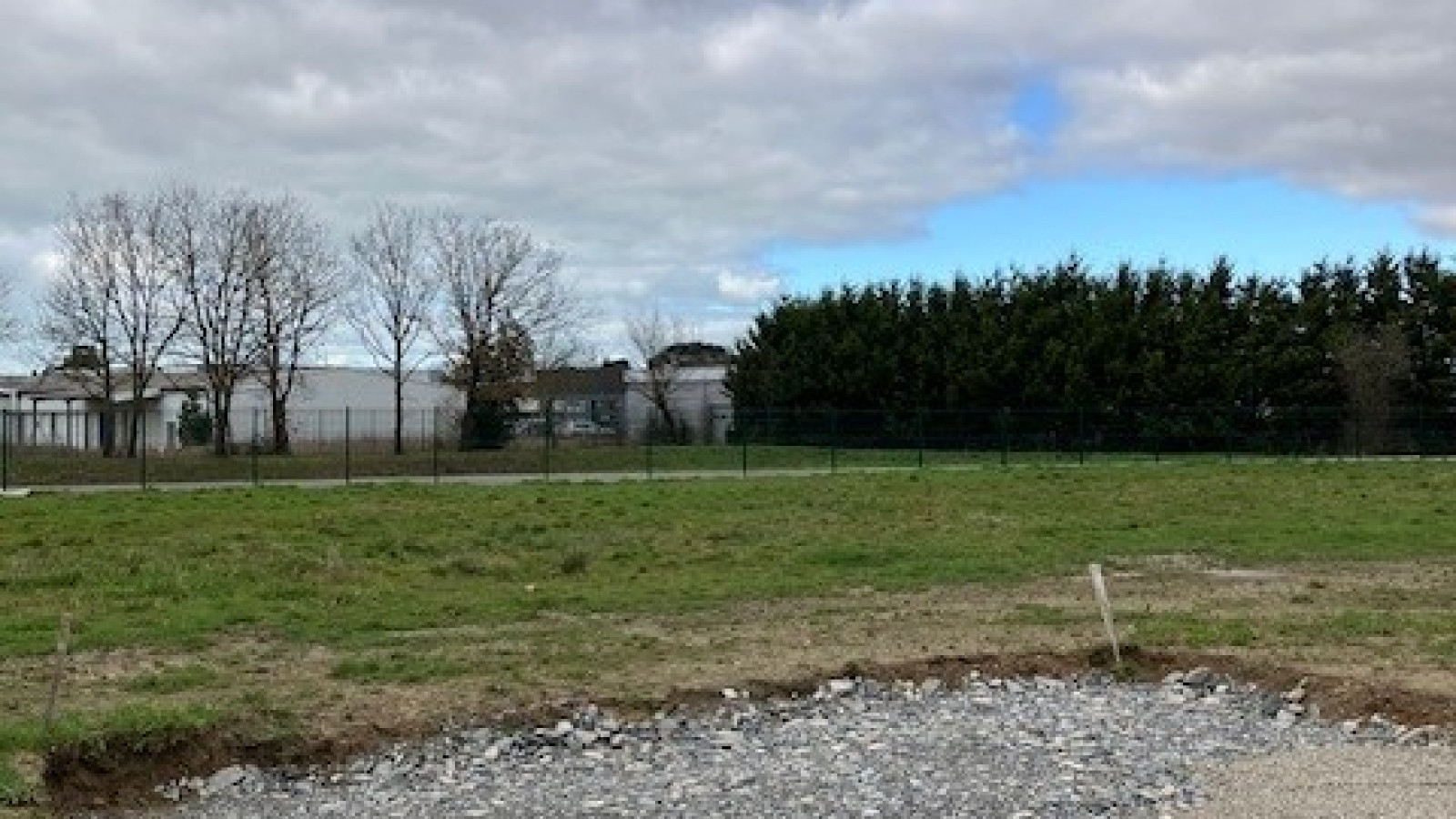 Terrain constructible de 558m2 à Les Magnils-Reigniers