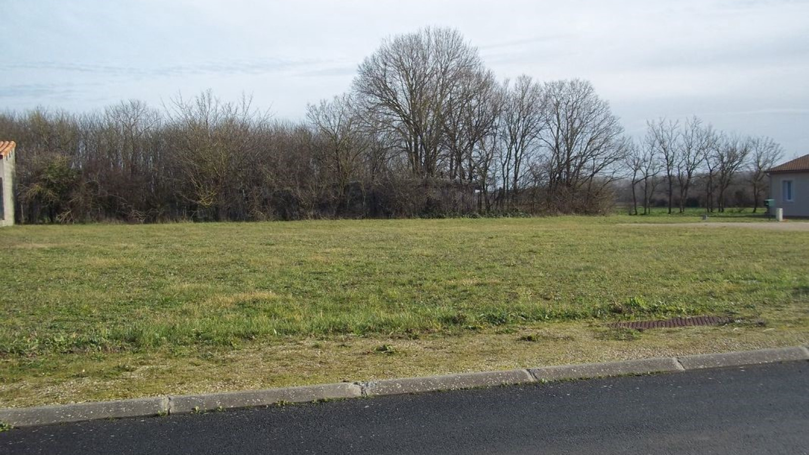 Terrain constructible de 1425m2 à Neuville-de-Poitou