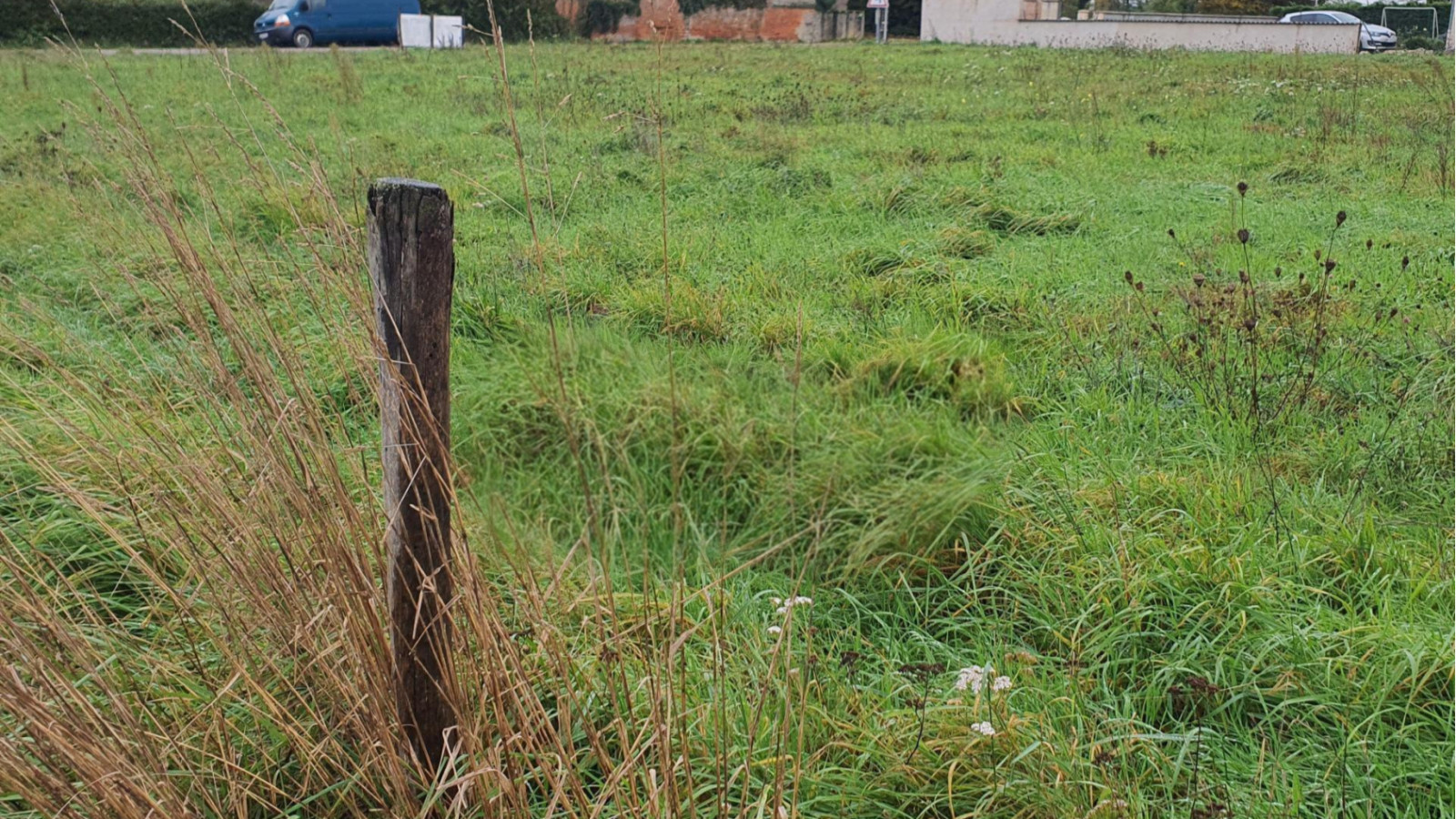 Terrain constructible de 1686m2 à Labruyère