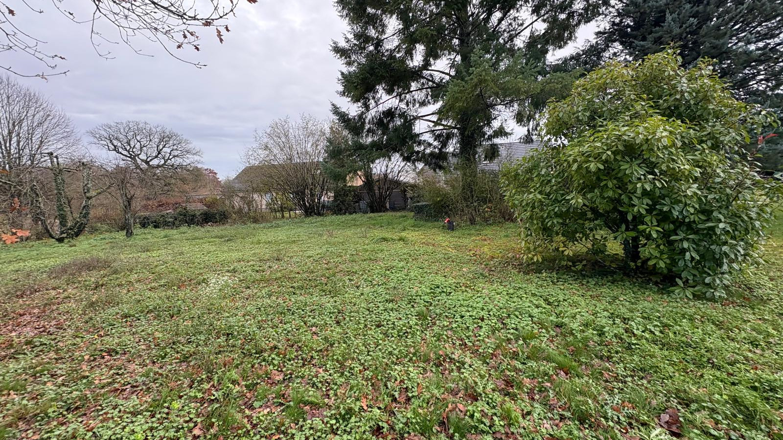 Terrain constructible de 1300m2 à Brognon