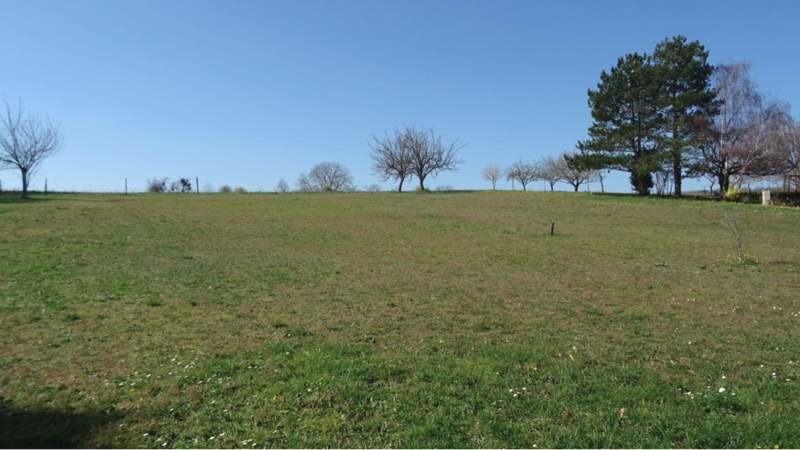 Terrain constructible de 2490m2 à Valdivienne