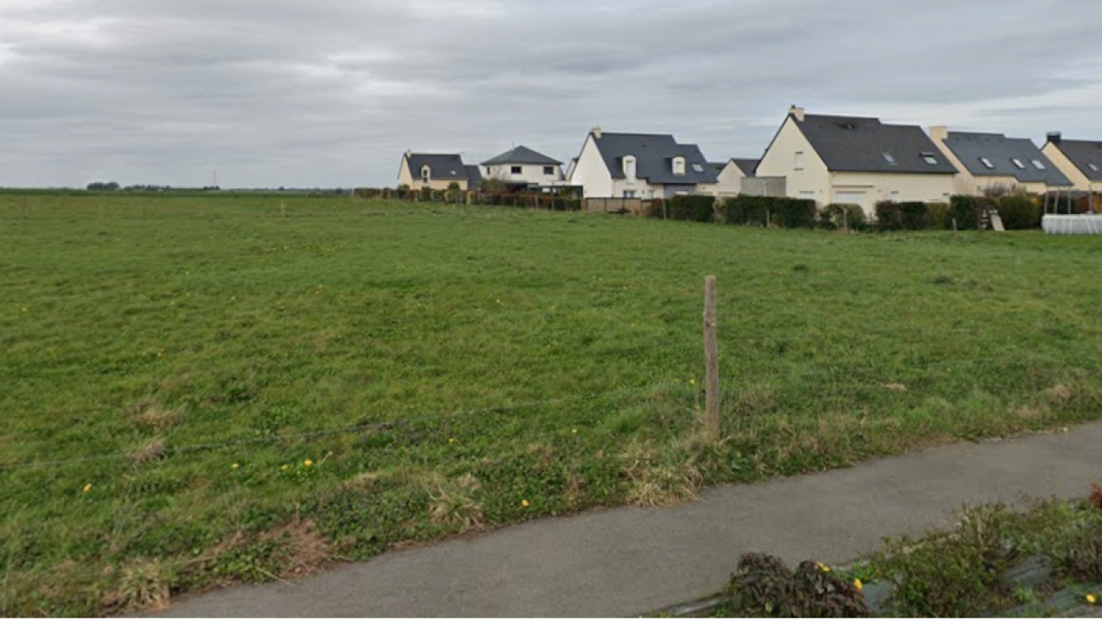 Terrain constructible de 333m2 à Torcé