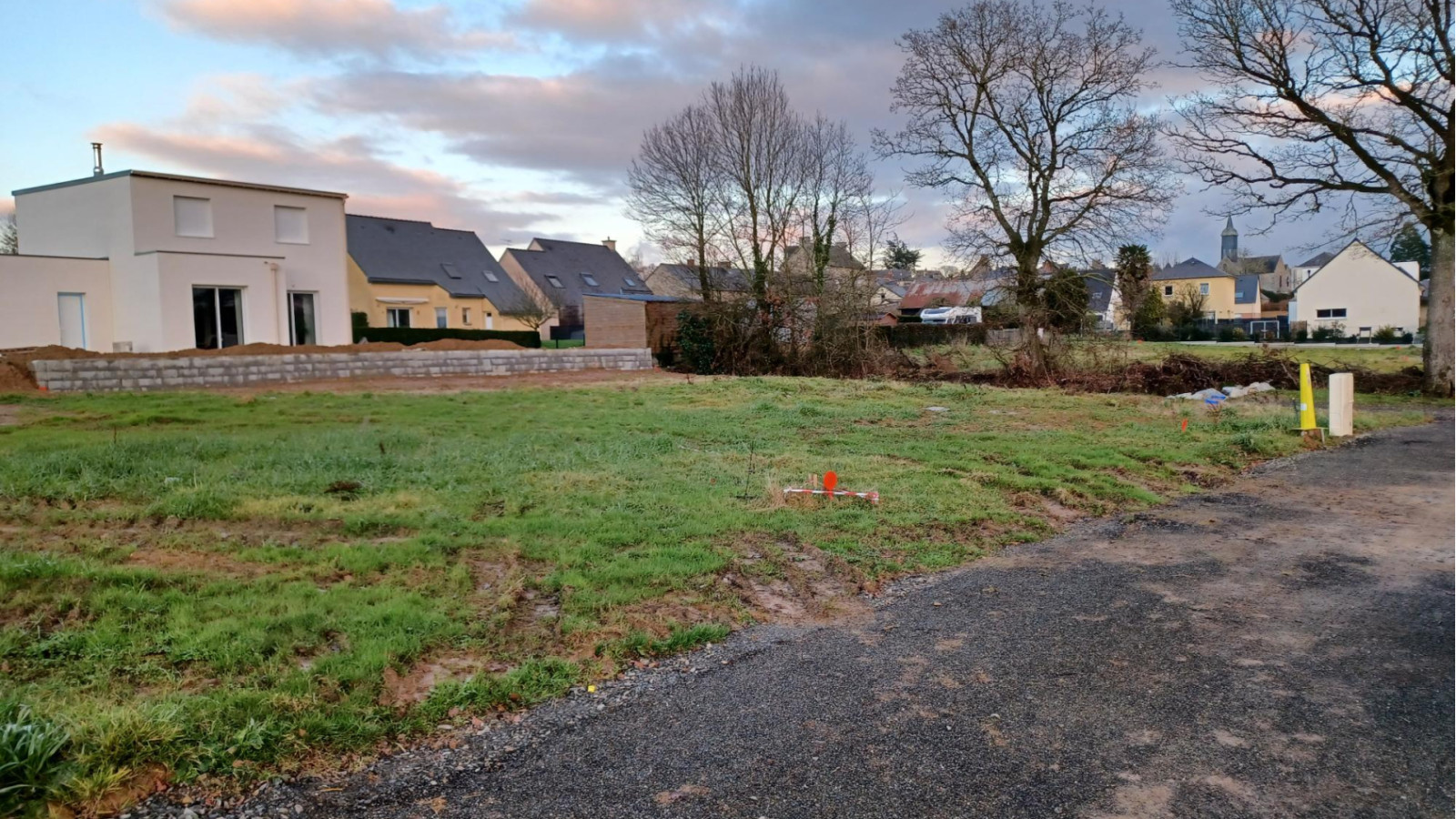 Terrain constructible de 180m2 à Sens-de-Bretagne