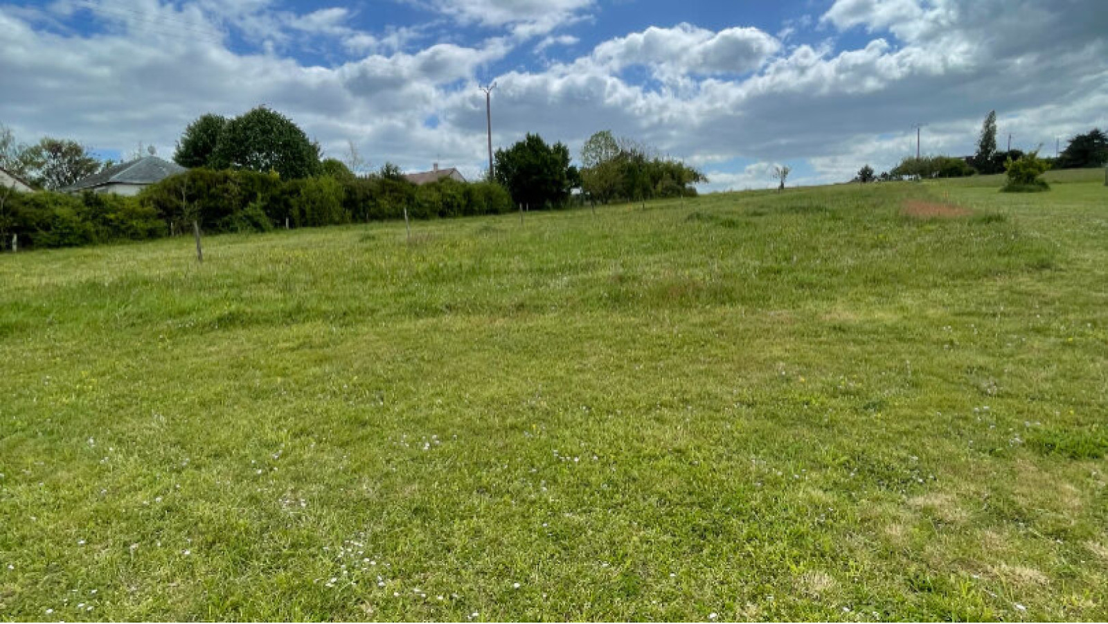 Terrain constructible de 1400m2 à La Chapelle-Saint-Martin-en-Plaine