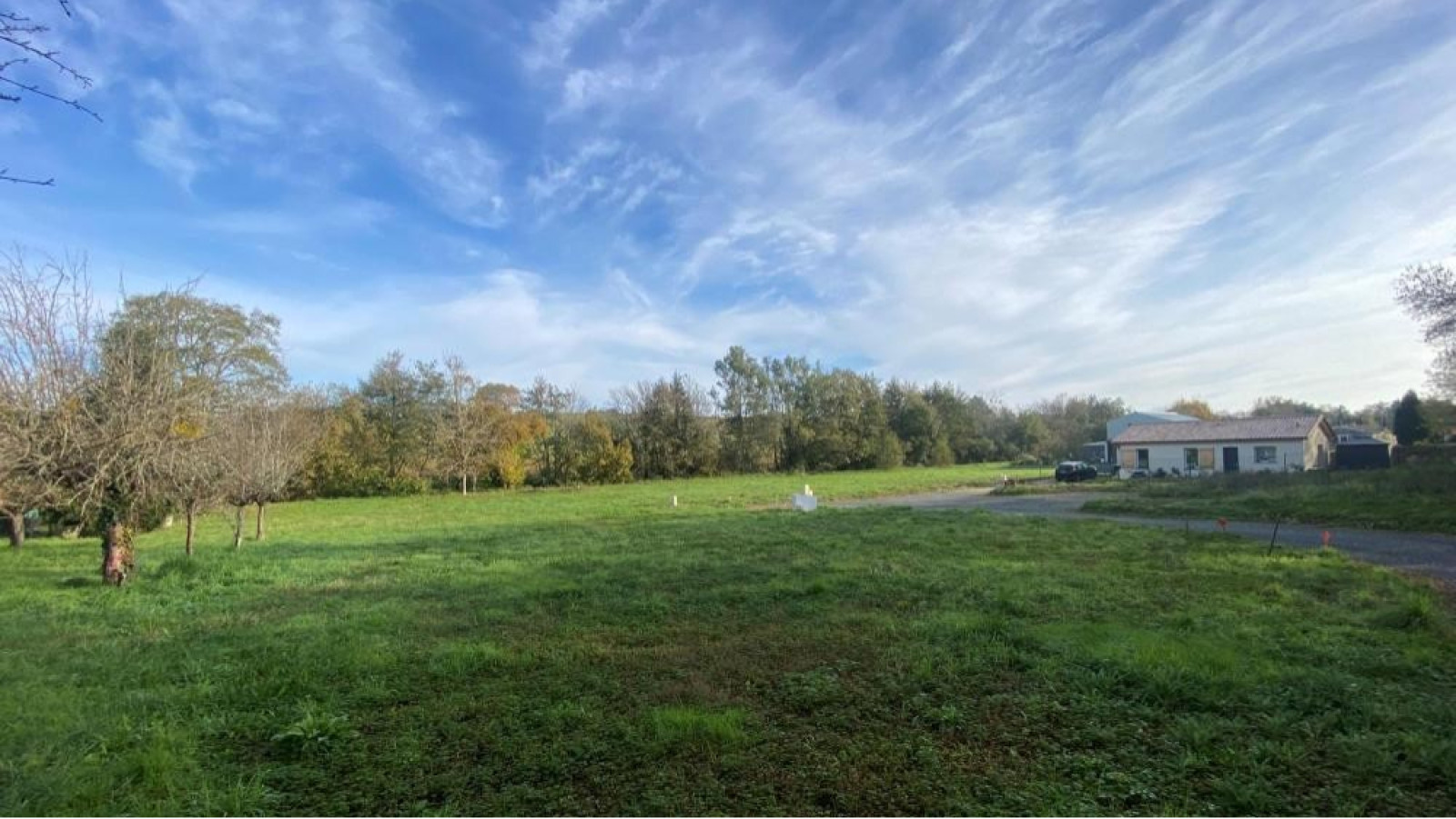 Terrain constructible de 1000m2 à Bourg