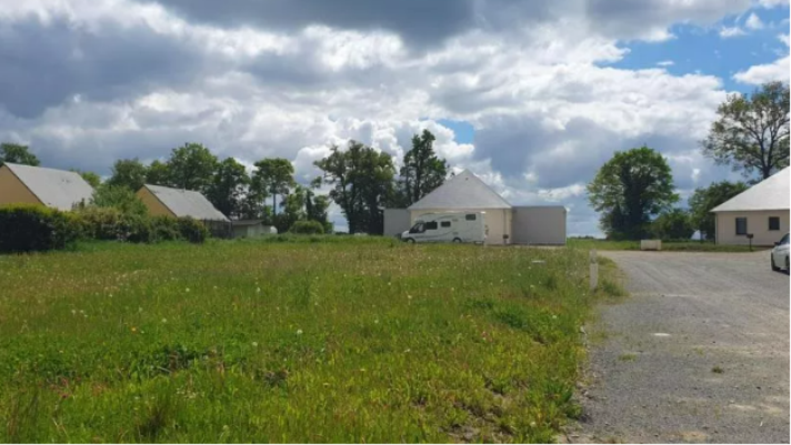 Terrain constructible de 405m2 à Huisseau-sur-Mauves