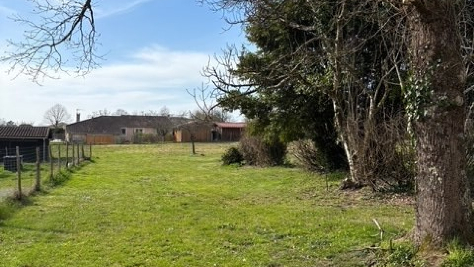 Terrain constructible de 825m2 à Créon