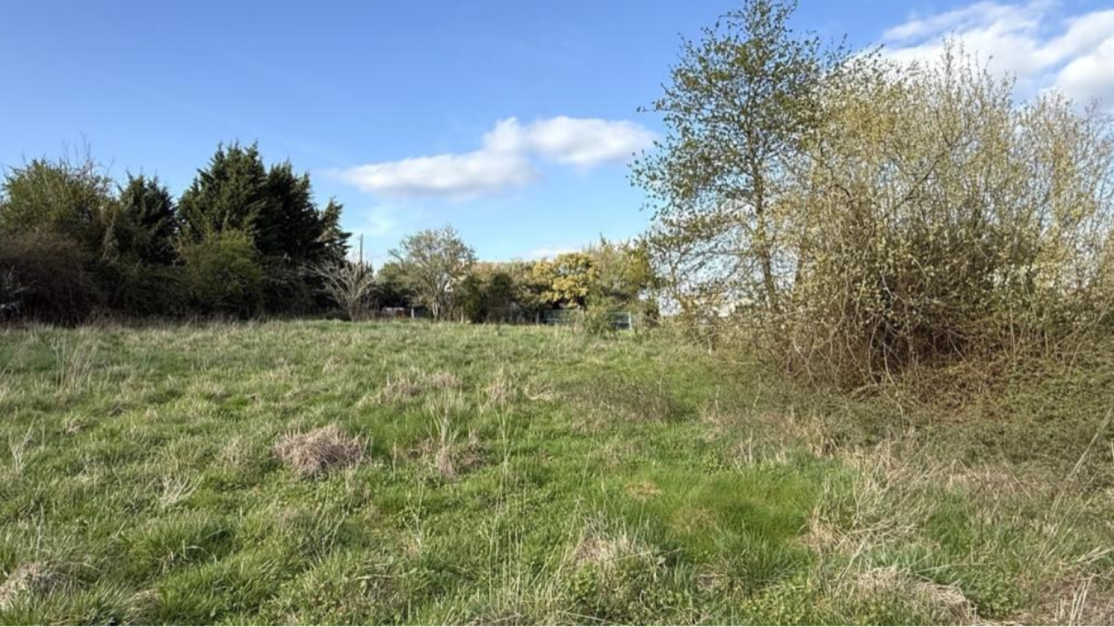 Terrain constructible de 2005m2 à Tresses